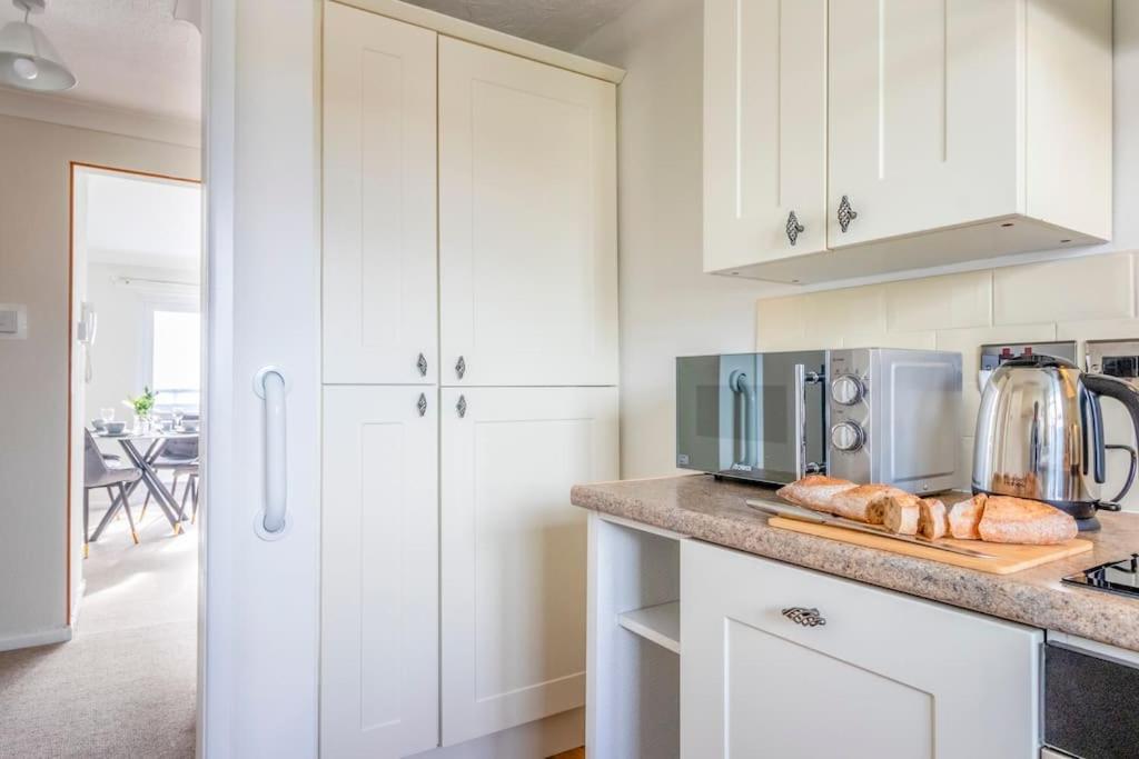 Panoramic Sea View Apartment Sleeps 4-Free Parking Bournemouth Luaran gambar